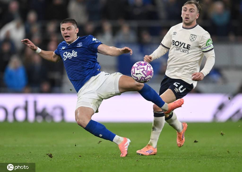 努诺执教首秀止连败 西汉姆联1-1埃弗顿
        
    努诺执教首秀止连败 西汉姆联1-1埃弗顿